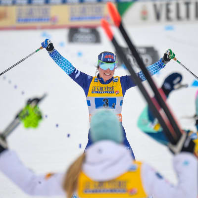 Krista Pärmäkoski firar då hon åker i mål.