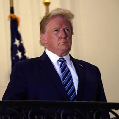 Trump offentliggjorde flera högtidliga videor strax efter att han återvänt till Vita huset från militärsjukhuset Walter Reed på måndagen. 