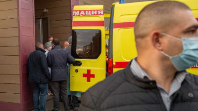 Den här bilden togs i Omsk den 22 augusti 2020 då personal vid sjukhuset där hjälpte ambulanspersonal i samband med transporten av Navalnyj till flyget som sedan tog honom till Berlin. 