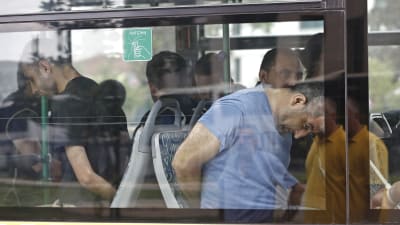 Gripna män i en polisbuss i Istanbul 20.7.2016