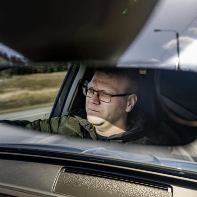 person som kör bil