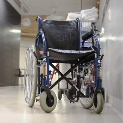 En rullstol i en sjukhuskorridor.