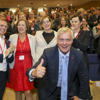 SDP:s ordförande Antti Rinne visar "tummen upp"-tecknet efter beskedet att Tuula Haatainen valts till partiets presidentkandidat.