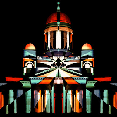 Helsingin tuomiokirkko valaistuna värikkäillä geometrisilla kuvioilla.
