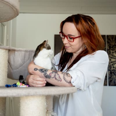 Hämeenkyröläisen Kissankulma ry:n Hattulassa sijaitsevan Katajankulman sijaiskodin pitäjä Elina Kataja.