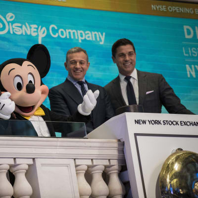 Musse Pigg och Disneys ledare Bob Iger på börsen i New York.