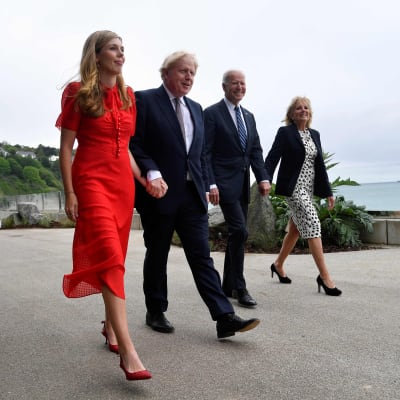 Boris Johnson med hustrun Carrie samt Joe Biden med hustrun Jill