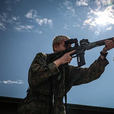 Varusmies ampuu uudella sakon valmistamalla nato-yhteensopivalla rynnäkkökiväärillä.