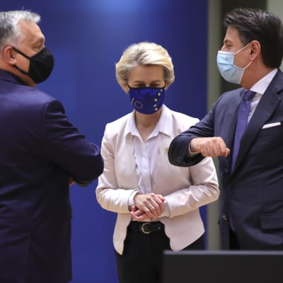 Ungerns premiärminister Orban och Italiens premiärminister Conte gör en i coronatider populär armbågshälsningar. I mitten står kommissionens ordförande Ursula von der Leyen.