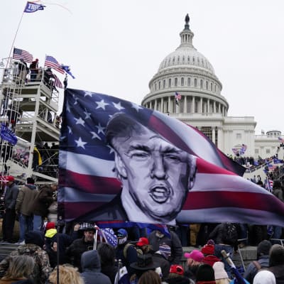 Trumpin tukijoita kongressitalolla 6. tammikuuta.