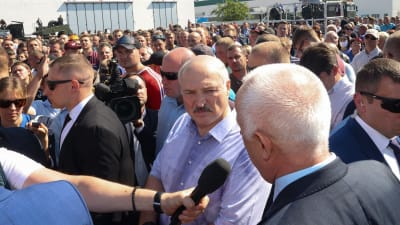 President Alexander Lukasjenka besöker en fabrik som inlett strejk i Minsk 17.8.2020.