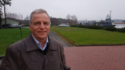 Profilbild på Dan Högström utanför Airiston Helmis fastighet i Ybbersnäs. 