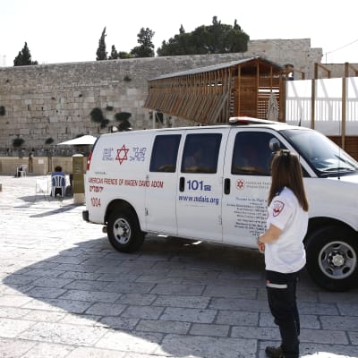 En israelisk ambulansbil står vid ingången till Tempelberget i Jerusalem, Israel den 14 juli 2017. Tre gärningsmän attackerade poliser som fanns på plasten.