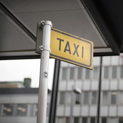 En bild av en taxistolpe.