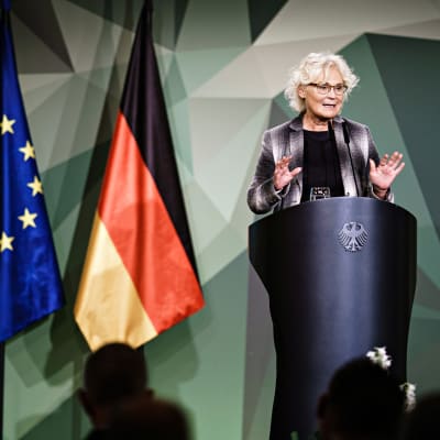 Saksan puolustusministeri Christine Lambrecht pitämässä puhettaan Berliinissä 16. syyskuuta 2022.
