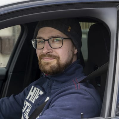 Liikenneopettaja Kai Koivisto istumassa autossa.