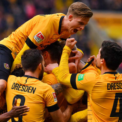 Dynamo Dresdens spelare firar ett mål i 2–1-segern mot FC Erzgebirge Aue den 8 mars.