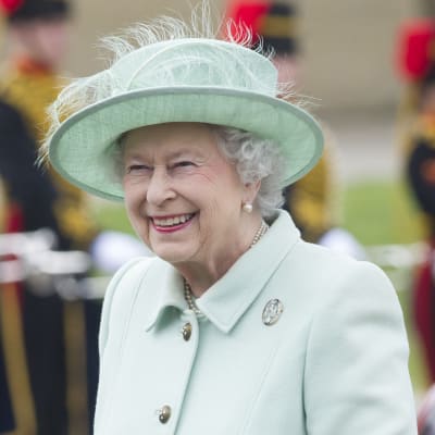 Englannin kuningatar Elisabet II kuvattuna Lontoossa vieraillessaan armeijan seremoniaalisen yksikön tukikohdassa Woolwichissä 31. toukokuuta 2013.