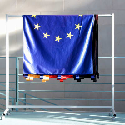 En Eu-flagga hänger över en ställning.