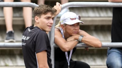 Armand Duplantis med mamma Helena, juli 2017.