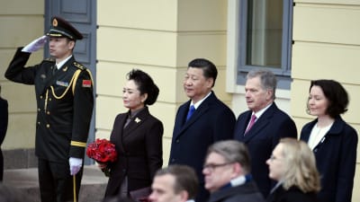 Kinas president och partiledare Xi Jinping med hustru Peng Liyuan med president Sauli Niinistö och fru Jenni Haukio framför slottet.
