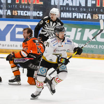 Robert Leino ropar bakom Nicklas Lasu i match mellan Kärpät och HPK.