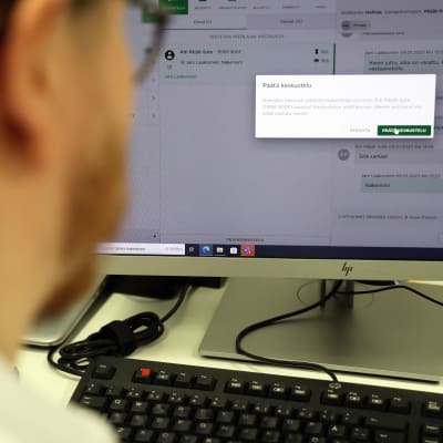 Harjun Terveyden vastaava lääkäri Jani Laaksonen keskustelee digiklinikan kautta potilaan kanssa.