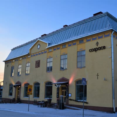 Gräddgult våningshus från 1900-talets början på vintern.