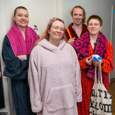 Oula Seppälä, Mathilda Nordman, Raphaël Verstraeten och Kiira Helenius står på rad i en lägenhet.