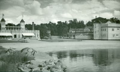En svat vit bild av Casino i Hangö till vänster och badhuset till höger. Badhuset förstördes i andra världskriget.