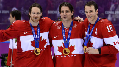 Duncan Keith, Patrick Sharp och Jonathan Toews visar upp sina guldmedaljer.