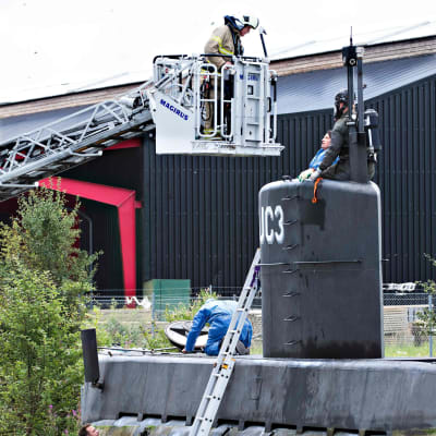 Polisens tekniker undersöker ubåten UC3 Nautilus i hamnen i Köpenhamn. 
