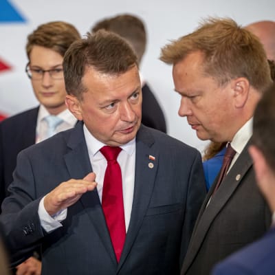 Puolan puolustusministeri Mariusz Błaszczak (keskellä) keskusteli Suomen puolustusministerin, Antti Kaikkosen kanssa Prahassa Euroopan unionin puolustusministerien kokouksen yhteydessä.