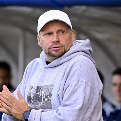 HJK:n päävalmentaja Toni Korkeakunnas jalkapallon Veikkausliigan ottelussa HJK–KuPS Helsingissä 3. syyskuuta 2023.
