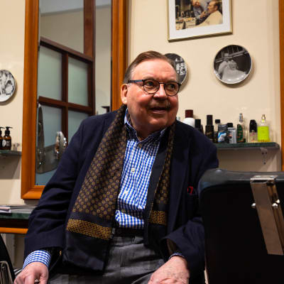 Yli 60-vuotisen uran tehnyt parturimestari Bror Bäckström jää eläkkeelle.