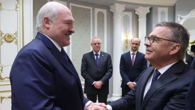 Alexander Lukashenko och Rene Fasel skakar hand