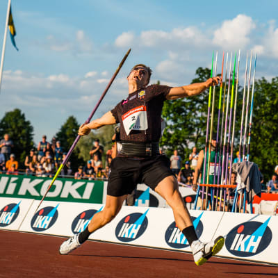 Oliver Helander kastar spjut.