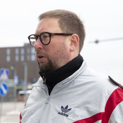 Paavo Arhinmäki herttoniemen metroasemalla