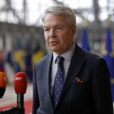 Utrikesminister Pekka Haavisto framför mikrofoner vid möte i Bryssel