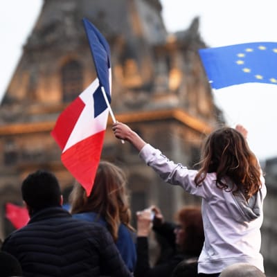 Tusentals fransmän firade Macrons seger i presidentvalet.