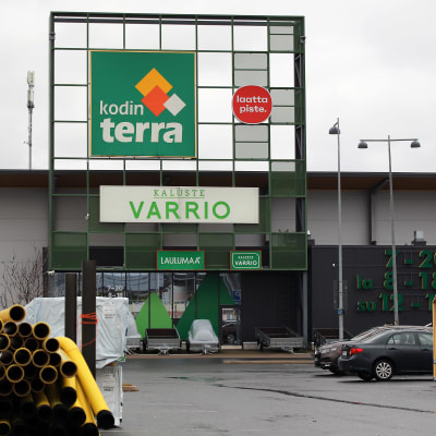 Kodin Terra myymälä Rovaniemellä lokakuussa 2022 kuva parkkipaikalta.