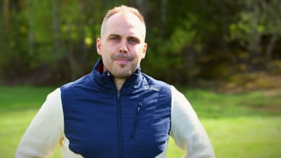 Martin Norrgård i ett vårgrönt Vörå på skidcentret