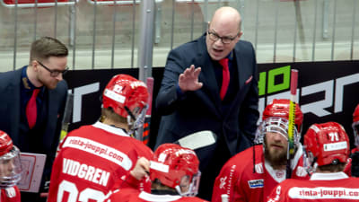 Sports tränare Risto Dufva lotsar sina spelare.