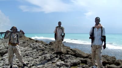 Somaliska pirater på en strand