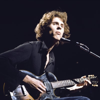 Dave Lindholm soittaa istuen Iltatähti-ohjelmassa 1975.