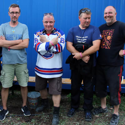 Turun Toverien talkooporukkaa Ruisrockissa. Keskellä TuTon paidassa lavapäällikkö Samppa Murtomäki ja vasemmalta oikealle junnupelaajien isät Jan-Kristian Bergman, Toni Kovanen, Ari Mäkeläinen ja Tero Sinervo.
