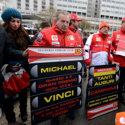 Utanför sjukhuset i Grenoble, där Michael Schumacher ligger, 3.1.2014