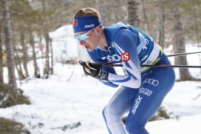 Remi Lindholm åker skidor.