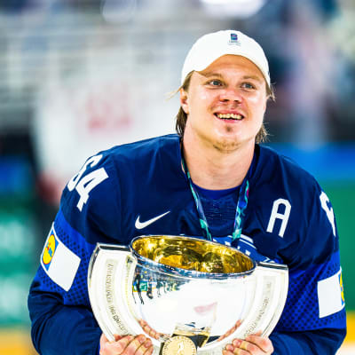Mikael Granlund juhlimassa uransa toista maailmanmestaruutta.
