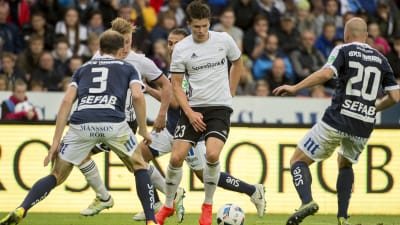 Daniel Sjölund (till höger) sätter tillsammans med lagkamrater press på Rosenborg-spelaren Pål André Helland.